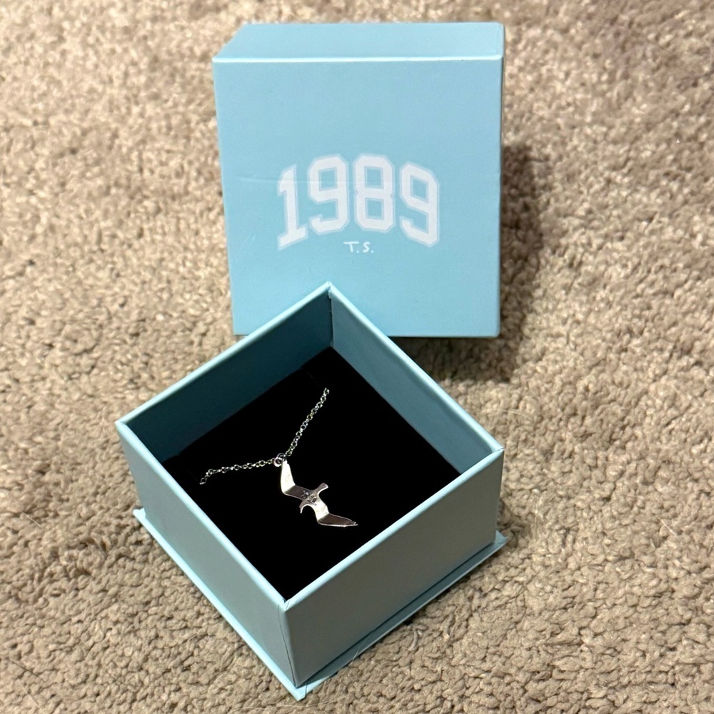 1989 (Taylor’s Version) Seagull Necklace - NEW in Box - Authentic! - Picture 4 of 5